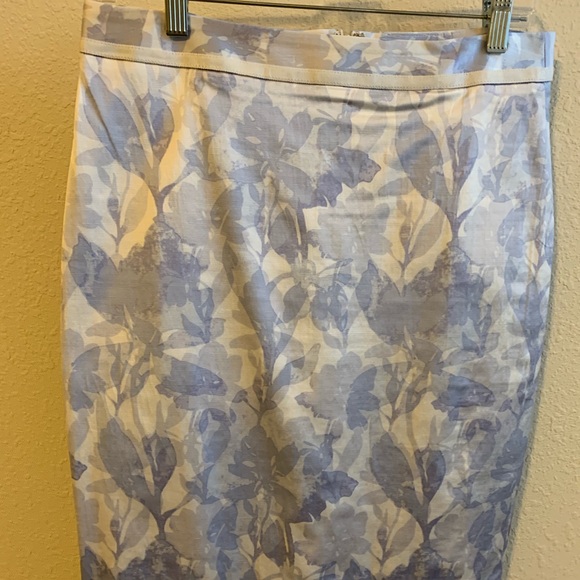 Banana Republic pencil skirt. - Picture 2 of 4